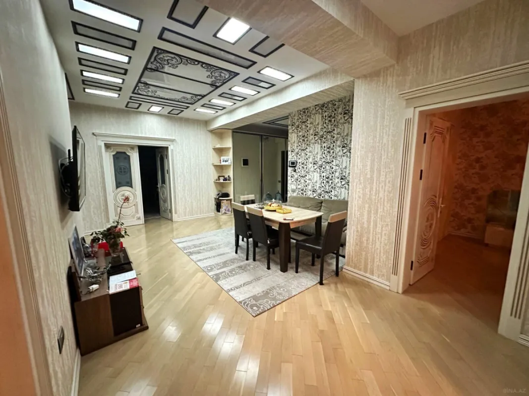 Satılır 4 otaqlı mənzil 180 m²