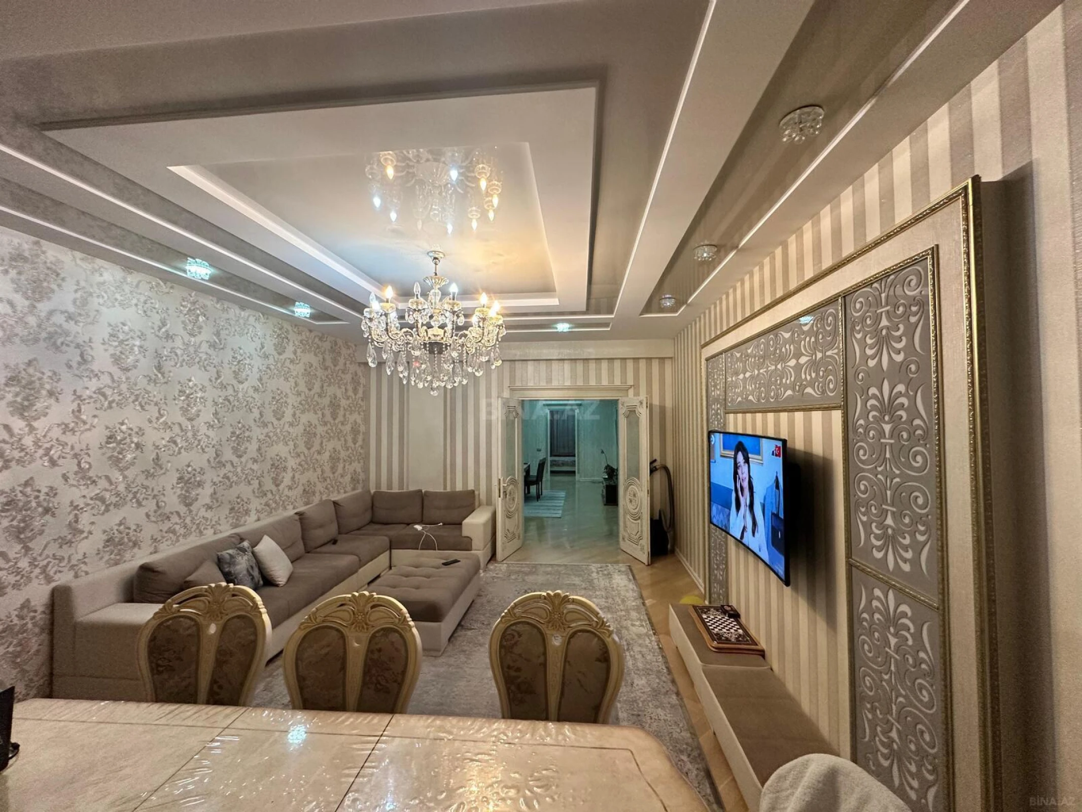 Satılır 4 otaqlı mənzil 180 m²