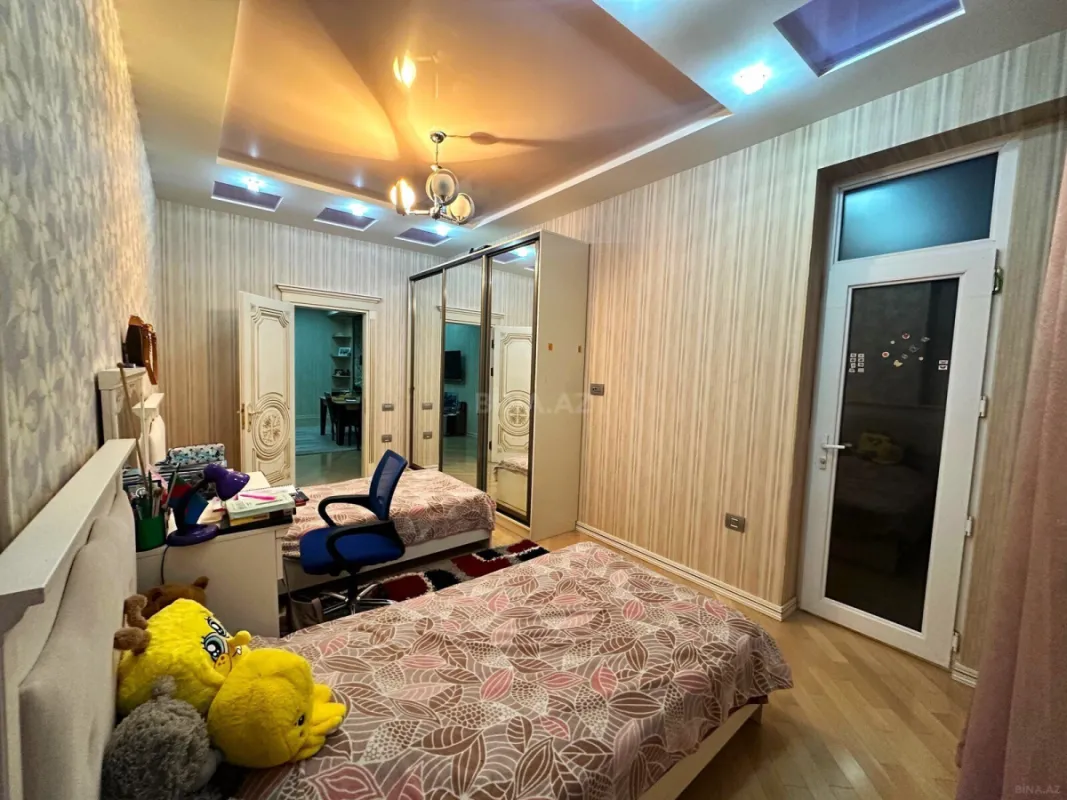 Satılır 4 otaqlı mənzil 180 m²