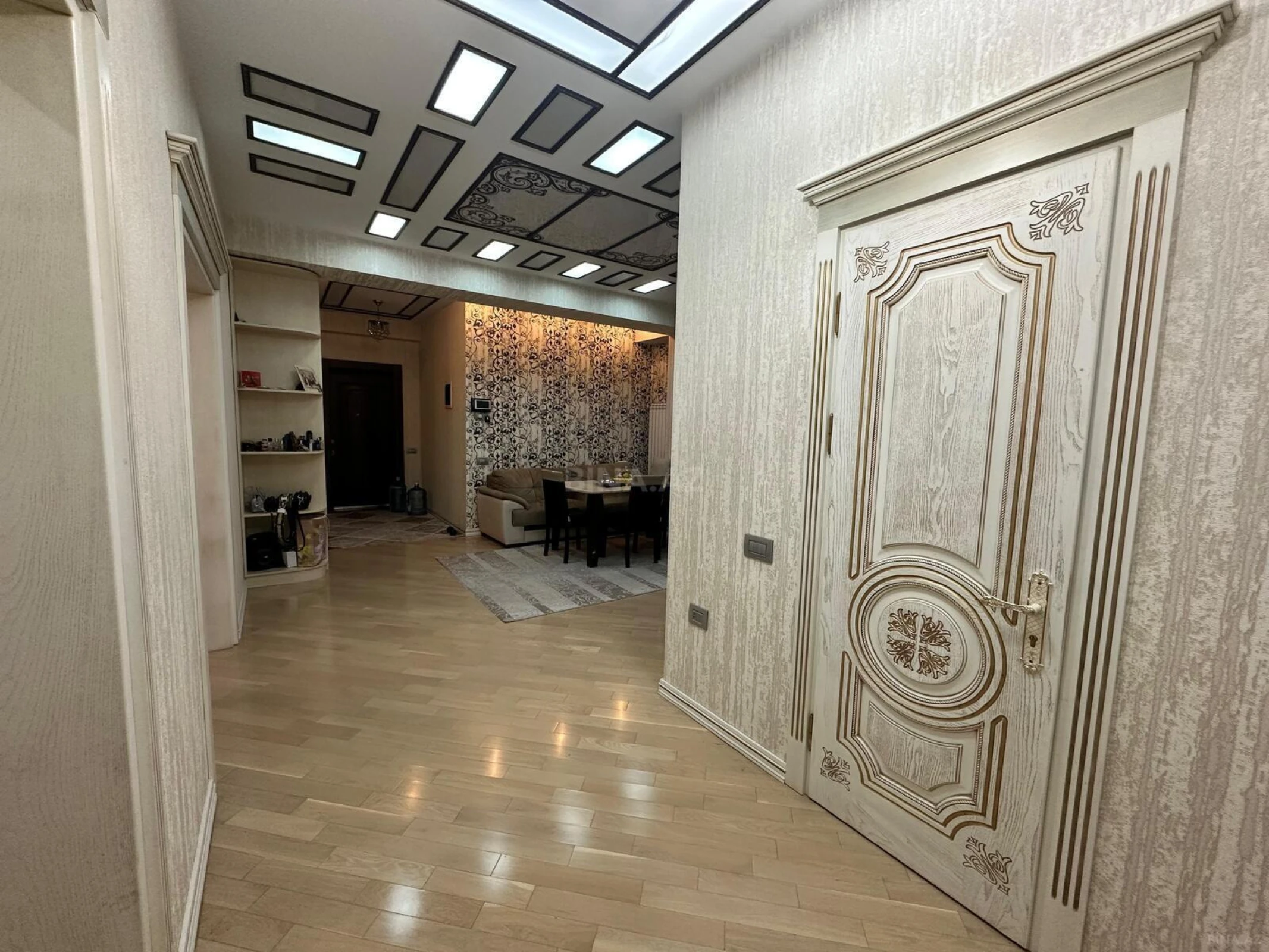 Satılır 4 otaqlı mənzil 180 m²