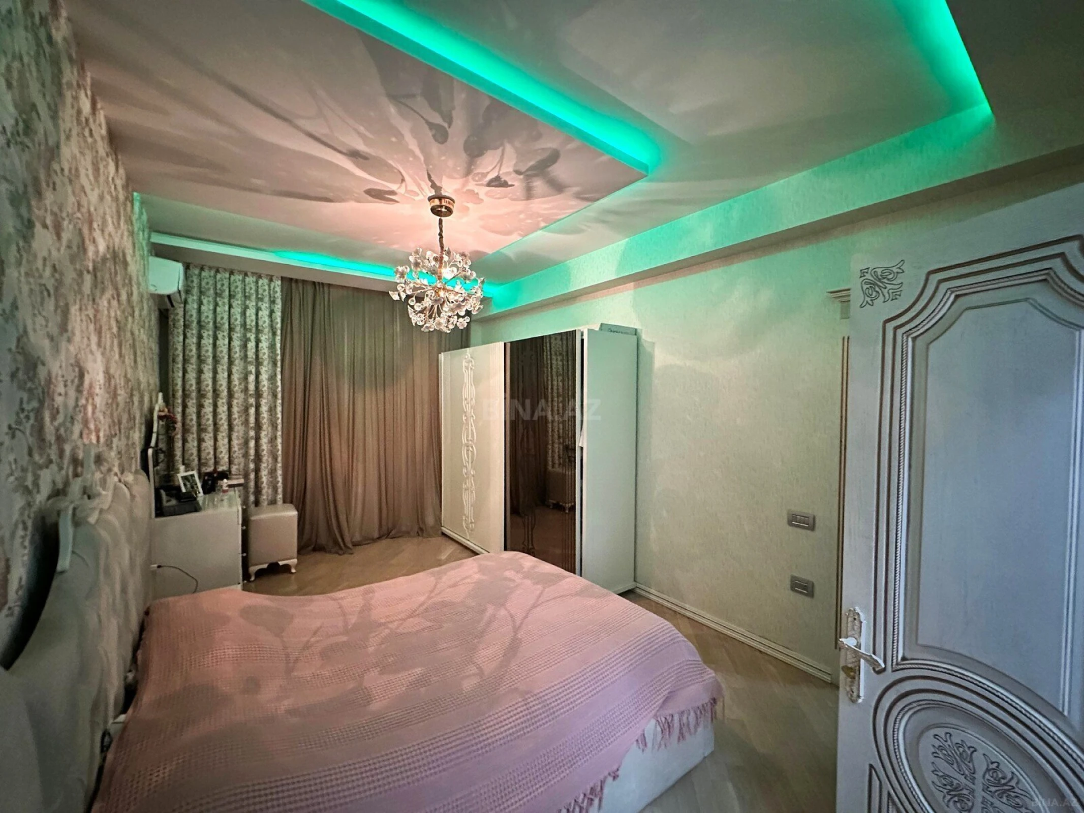 Satılır 4 otaqlı mənzil 180 m²