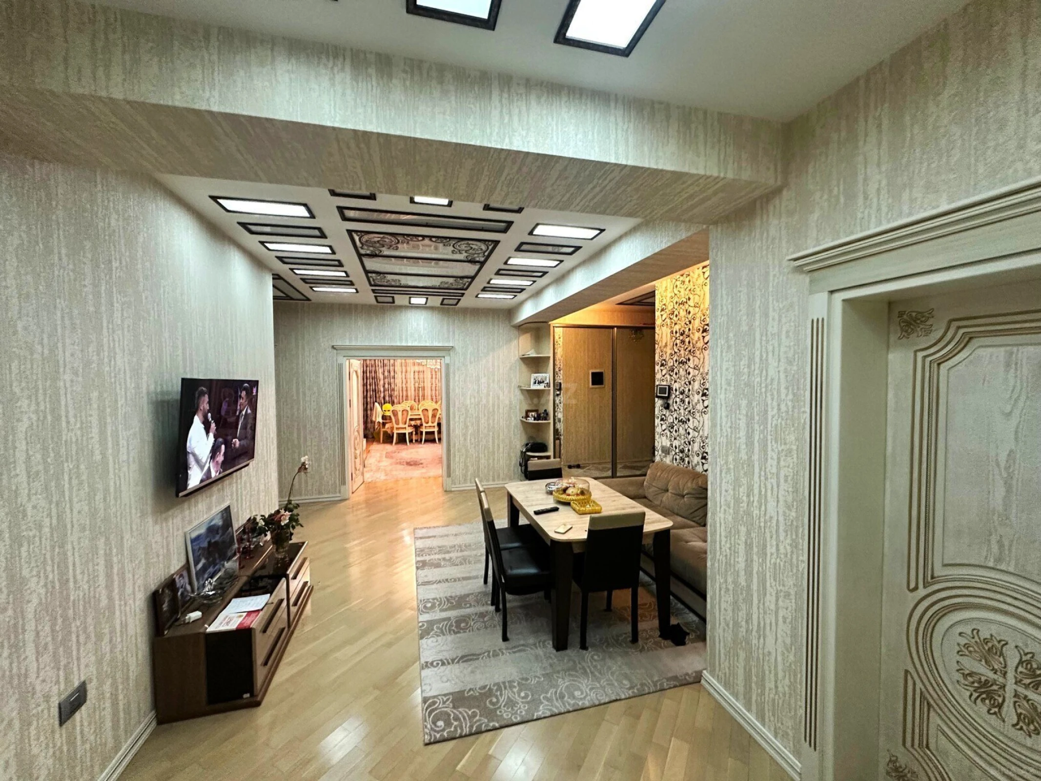 Satılır 4 otaqlı mənzil 180 m²