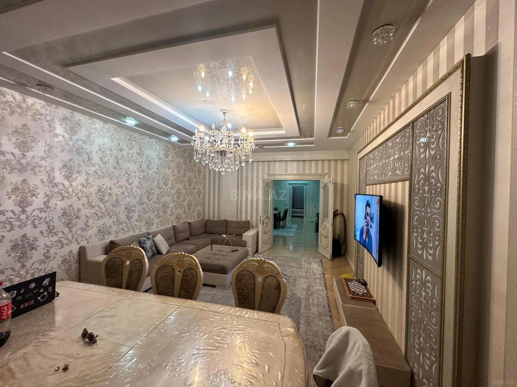Satılır 4 otaqlı mənzil 180 m²