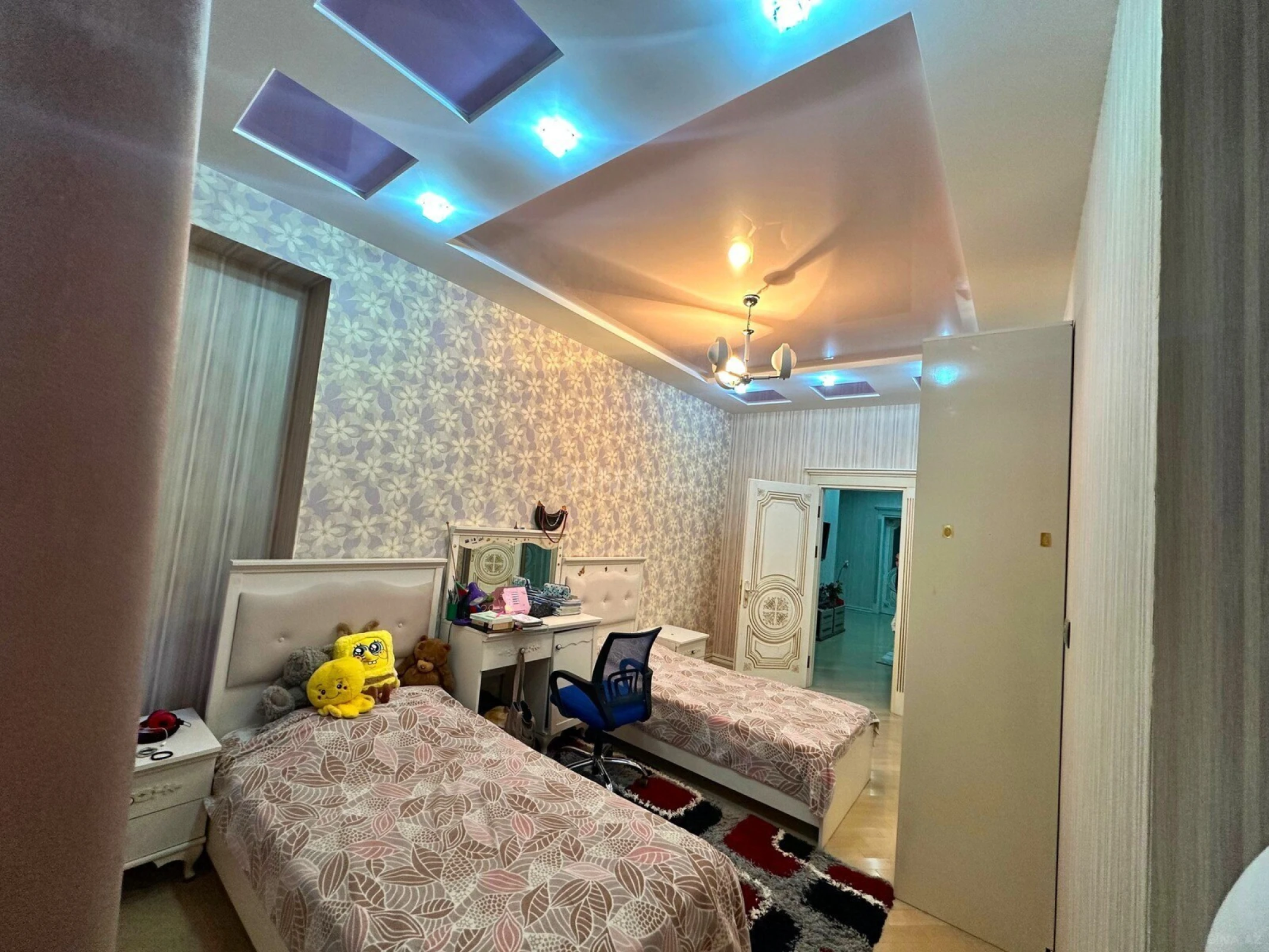 Satılır 4 otaqlı mənzil 180 m²