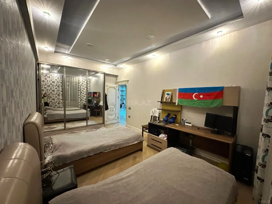 Satılır 4 otaqlı mənzil 180 m²