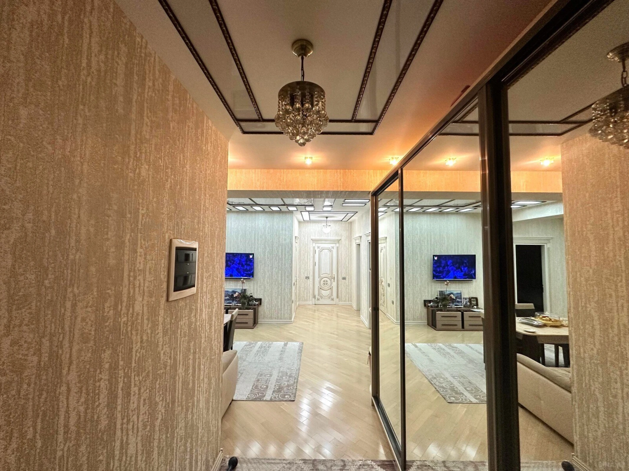 Satılır 4 otaqlı mənzil 180 m²