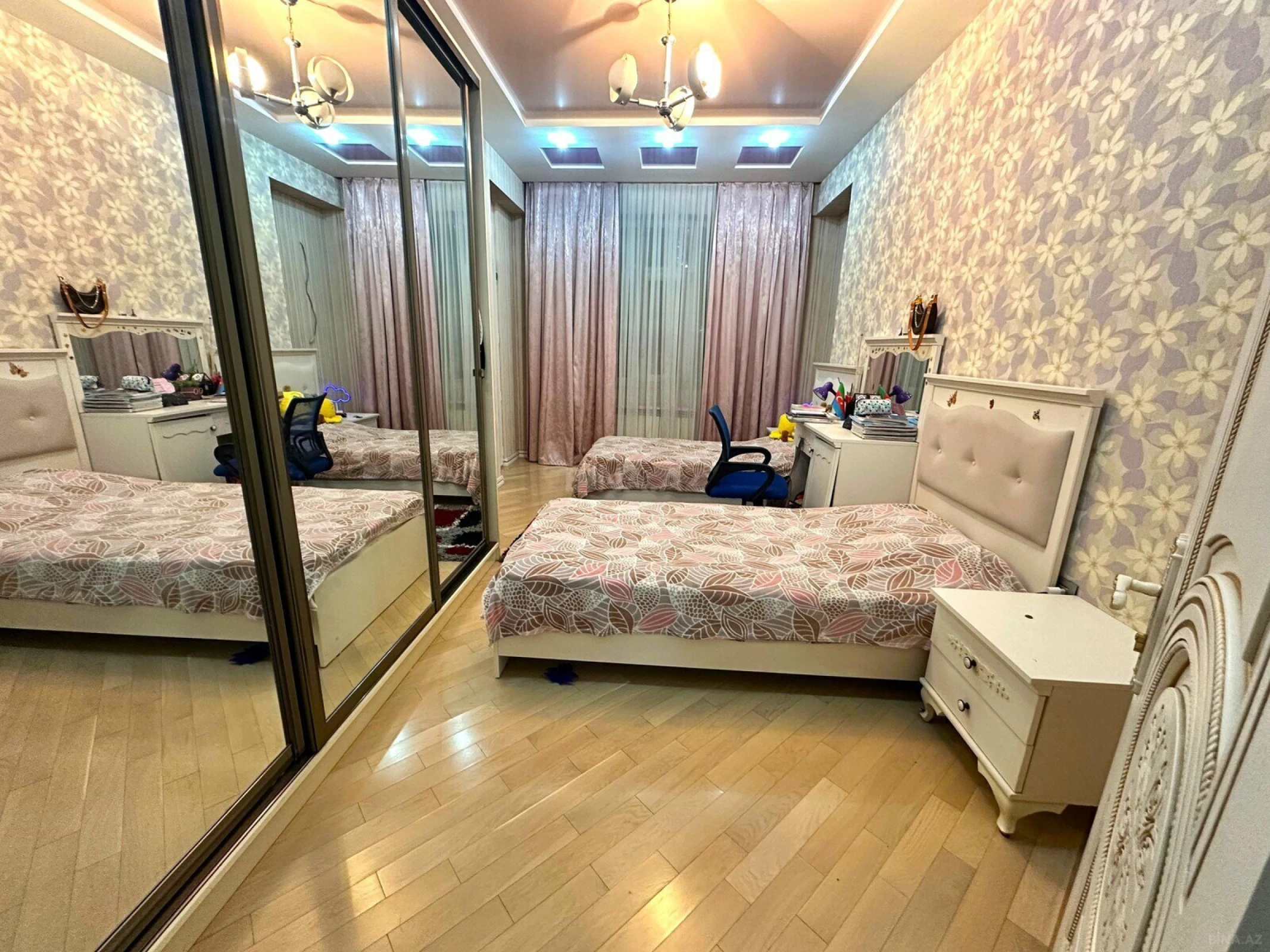 Satılır 4 otaqlı mənzil 180 m²