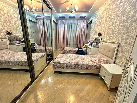 Satılır 4 otaqlı mənzil 180 m²