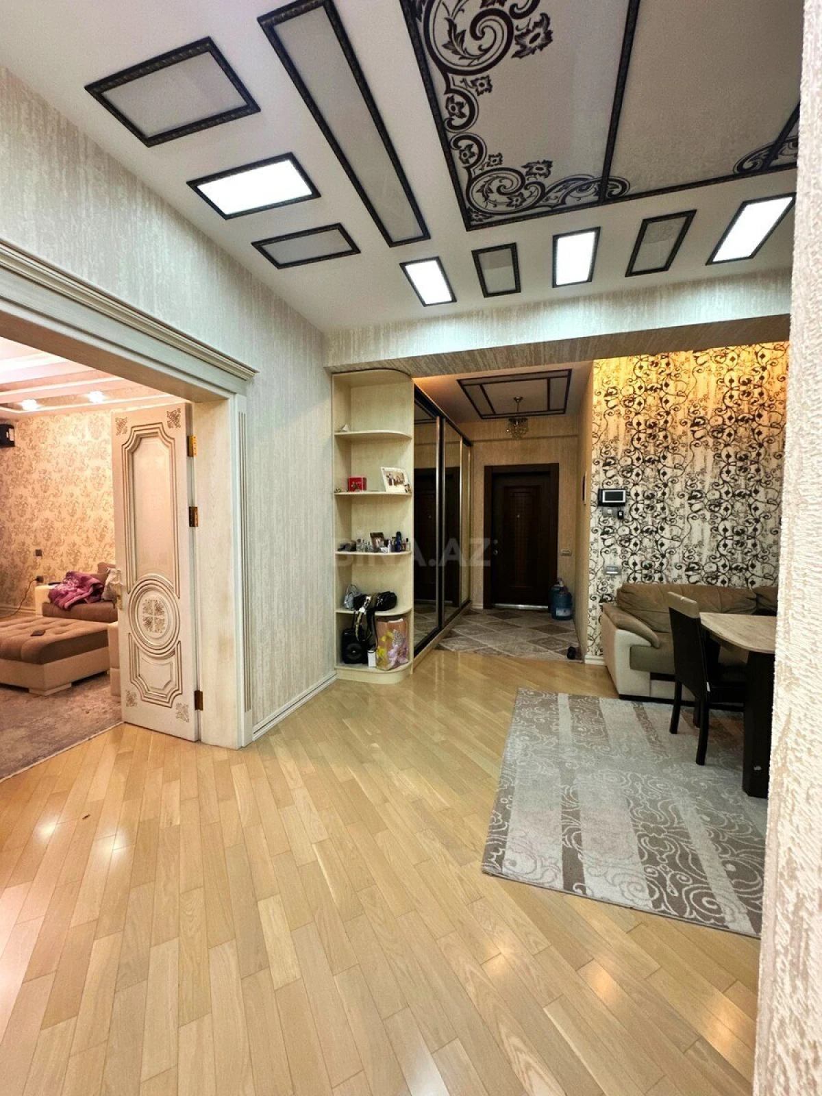 Satılır 4 otaqlı mənzil 180 m²