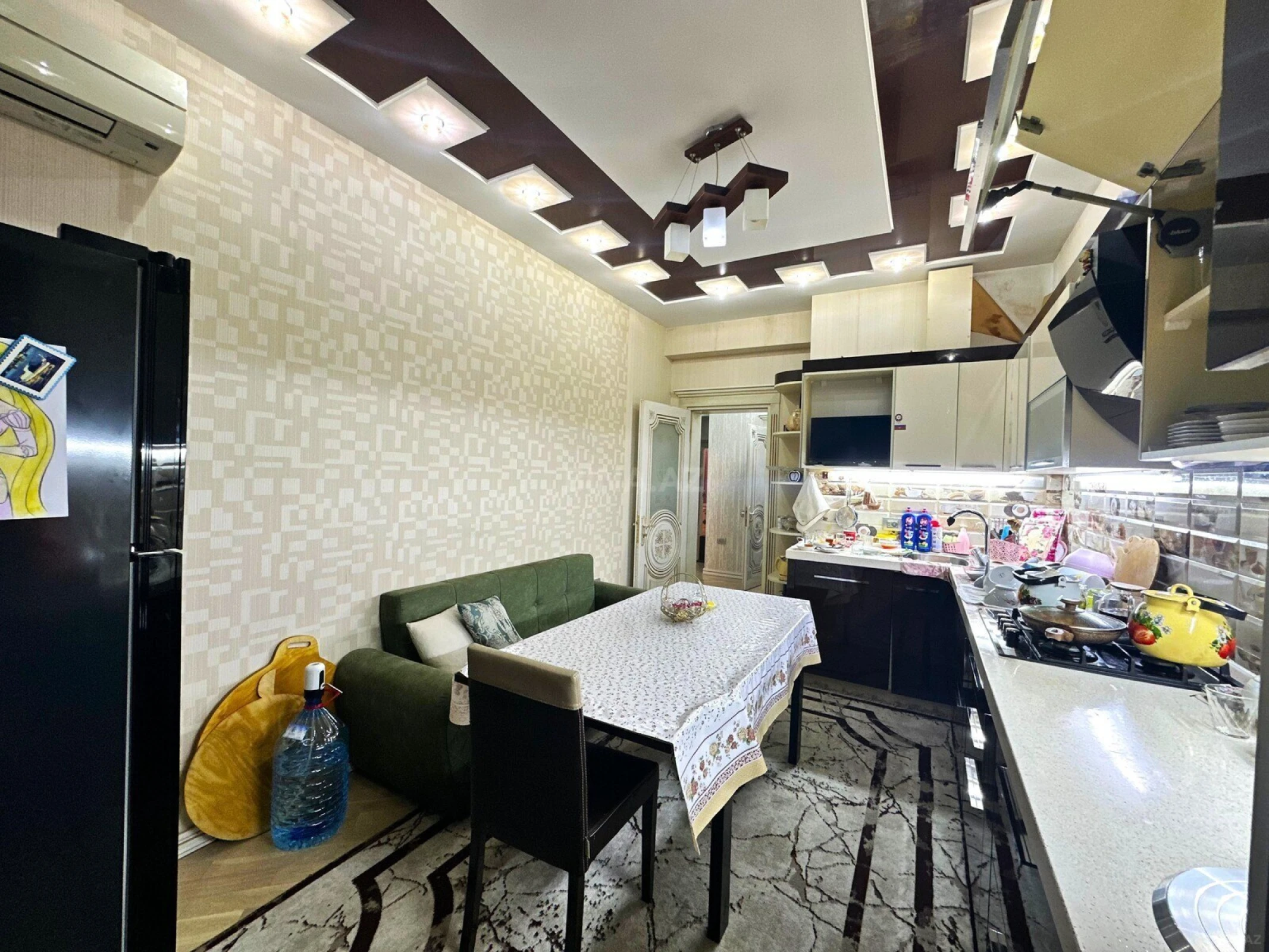 Satılır 4 otaqlı mənzil 180 m²