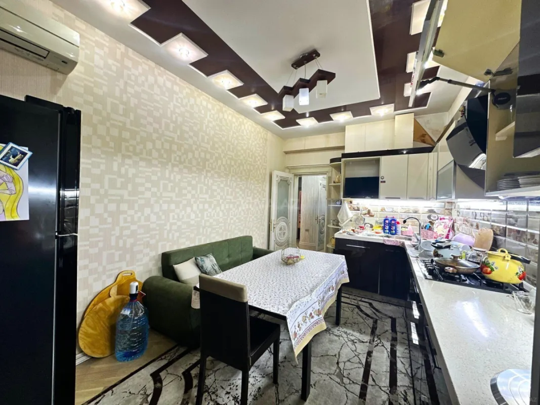 Satılır 4 otaqlı mənzil 180 m²