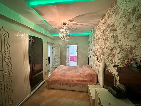 Satılır 4 otaqlı mənzil 180 m²