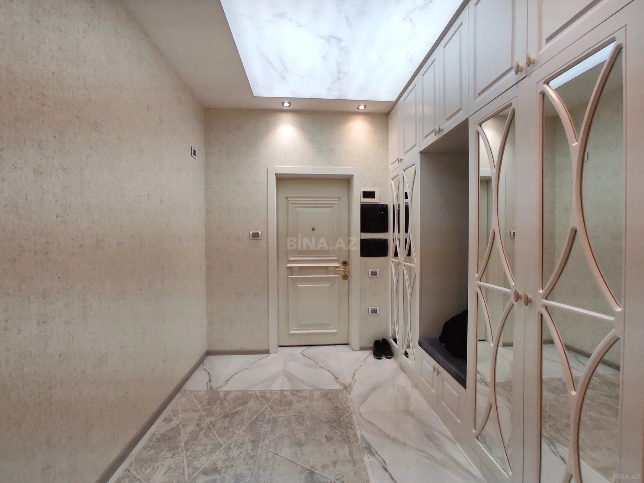 Satılır 3 otaqlı mənzil 126 m²