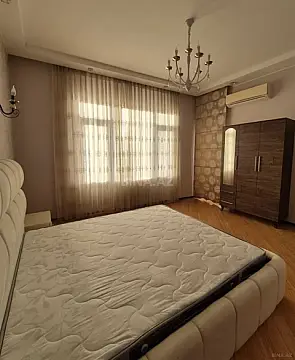 Kirayə verilir 4 otaqlı mənzil 160 m²