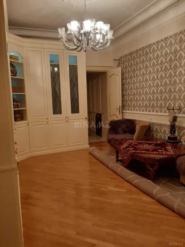 Satılır 4 otaqlı mənzil 200 m²