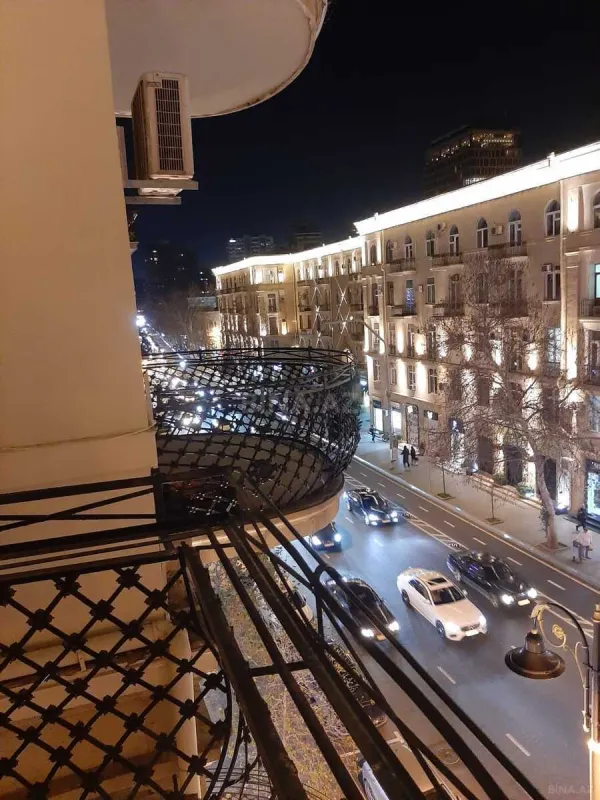 Satılır 4 otaqlı mənzil 200 m²