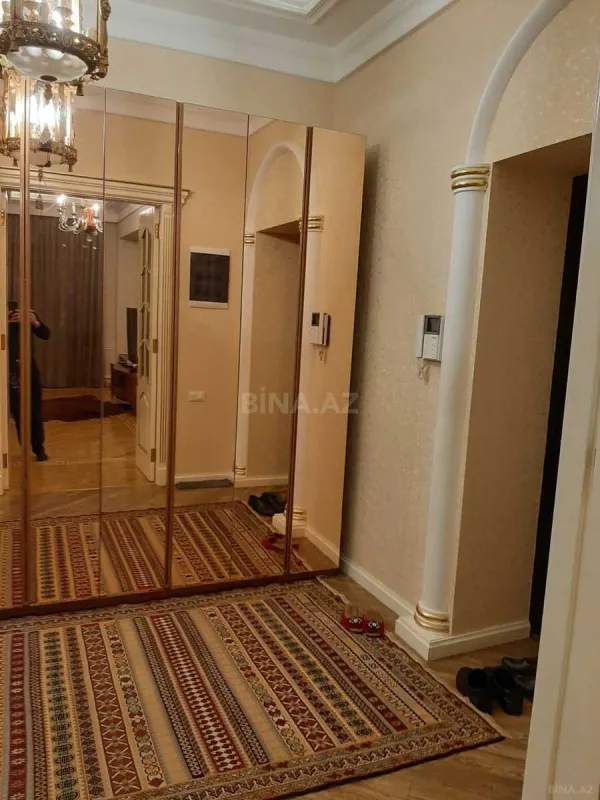 Satılır 4 otaqlı mənzil 200 m²