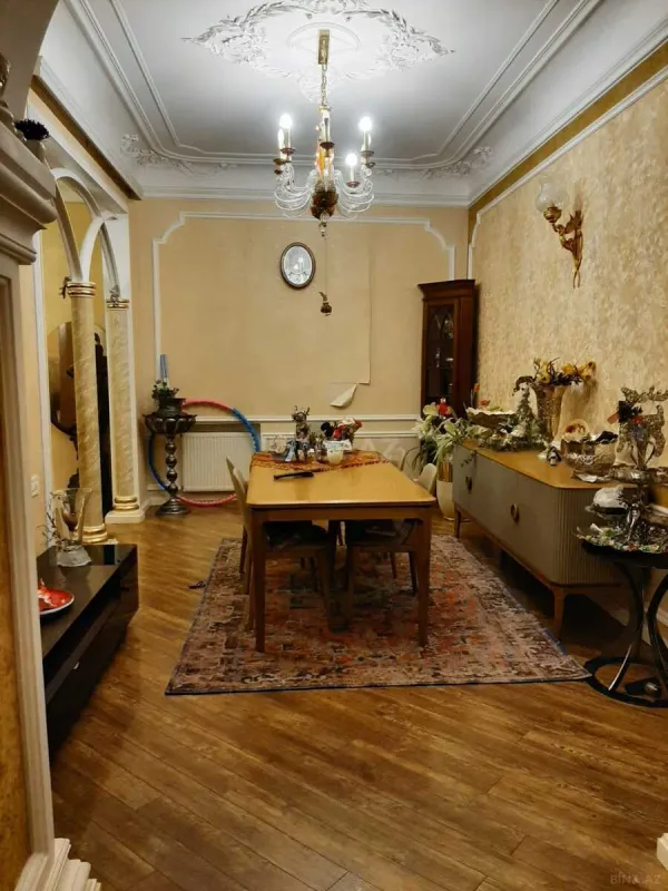 Satılır 4 otaqlı mənzil 200 m²