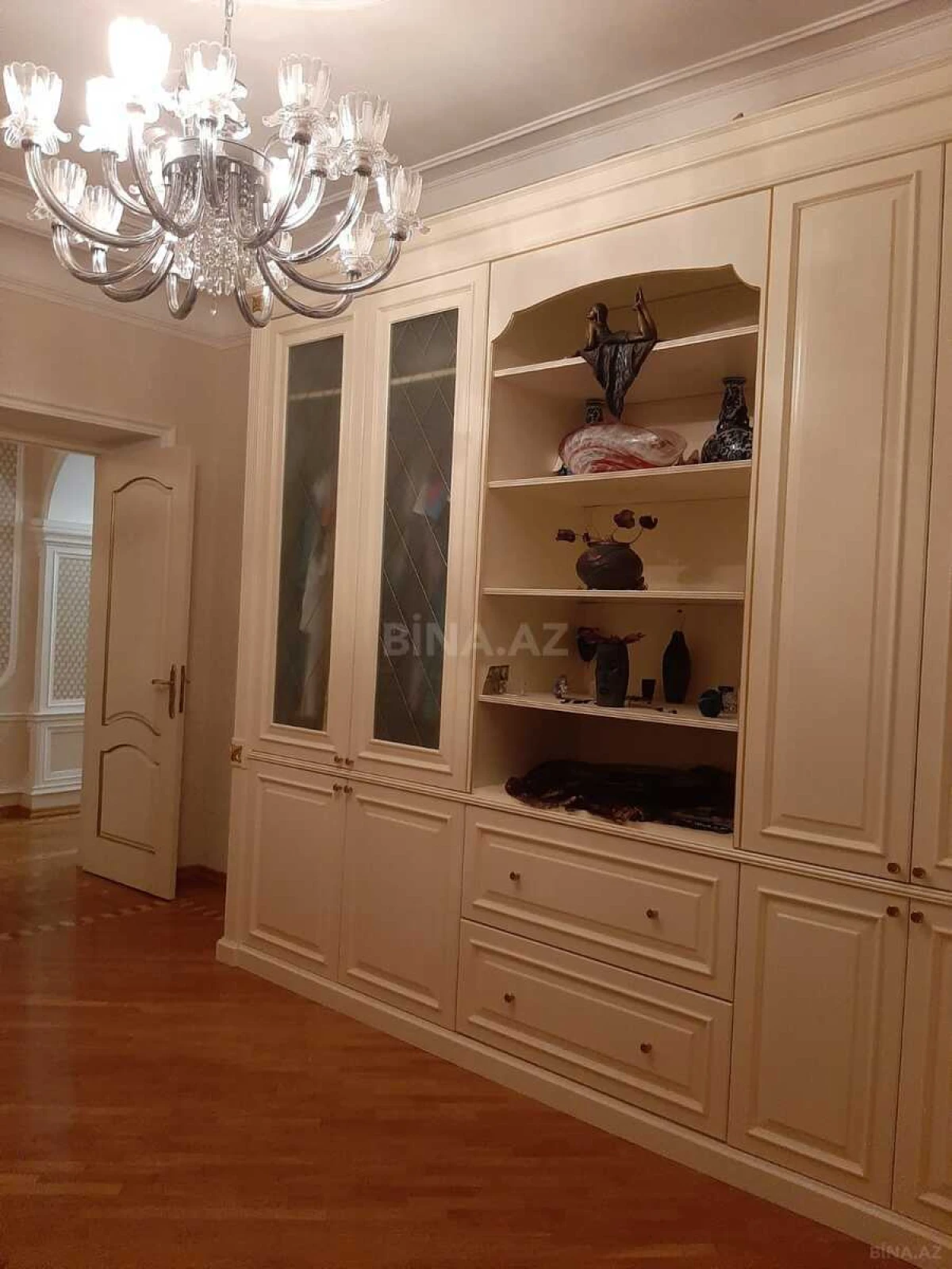 Satılır 4 otaqlı mənzil 200 m²