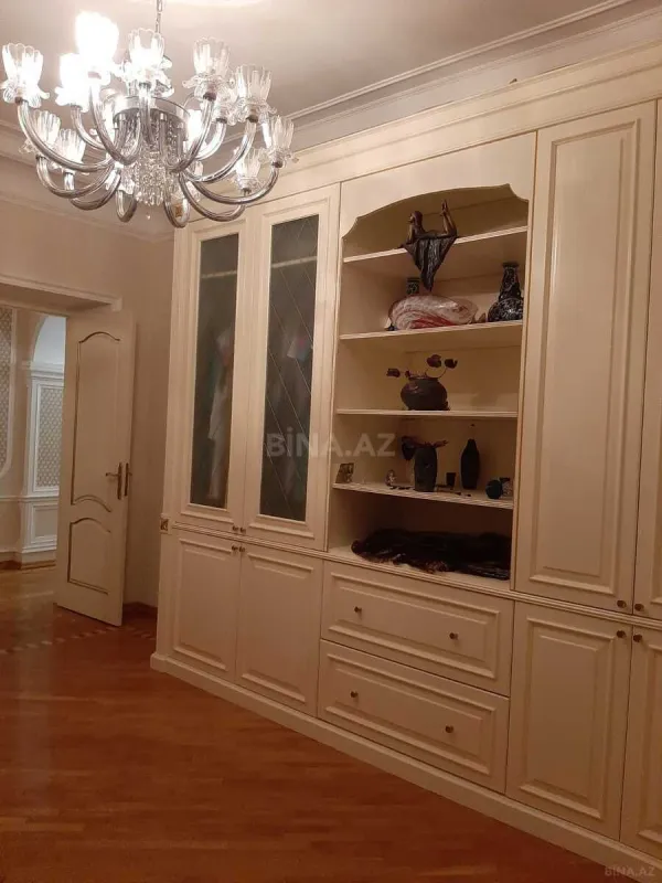 Satılır 4 otaqlı mənzil 200 m²