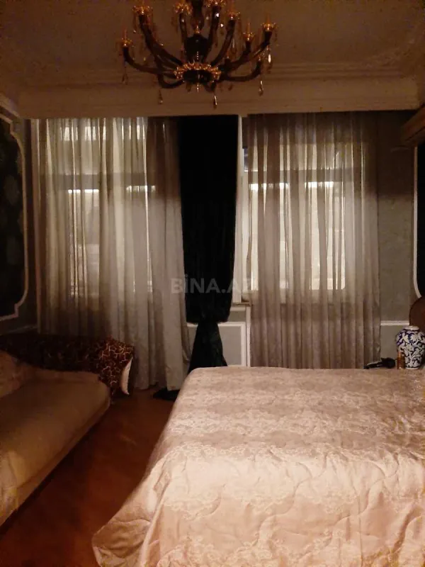 Satılır 4 otaqlı mənzil 200 m²