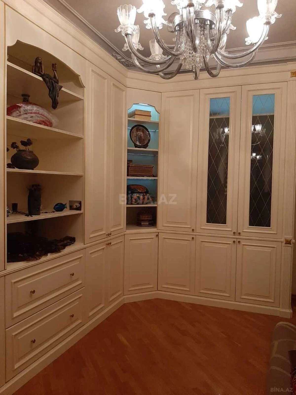 Satılır 4 otaqlı mənzil 200 m²