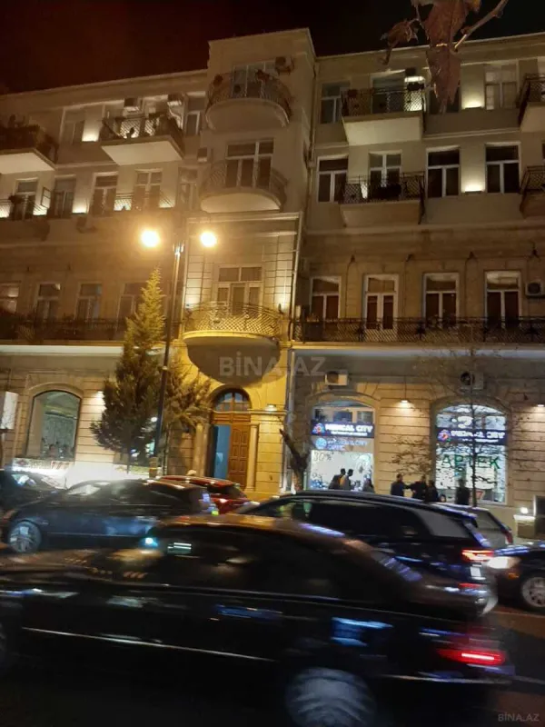 Satılır 4 otaqlı mənzil 200 m²