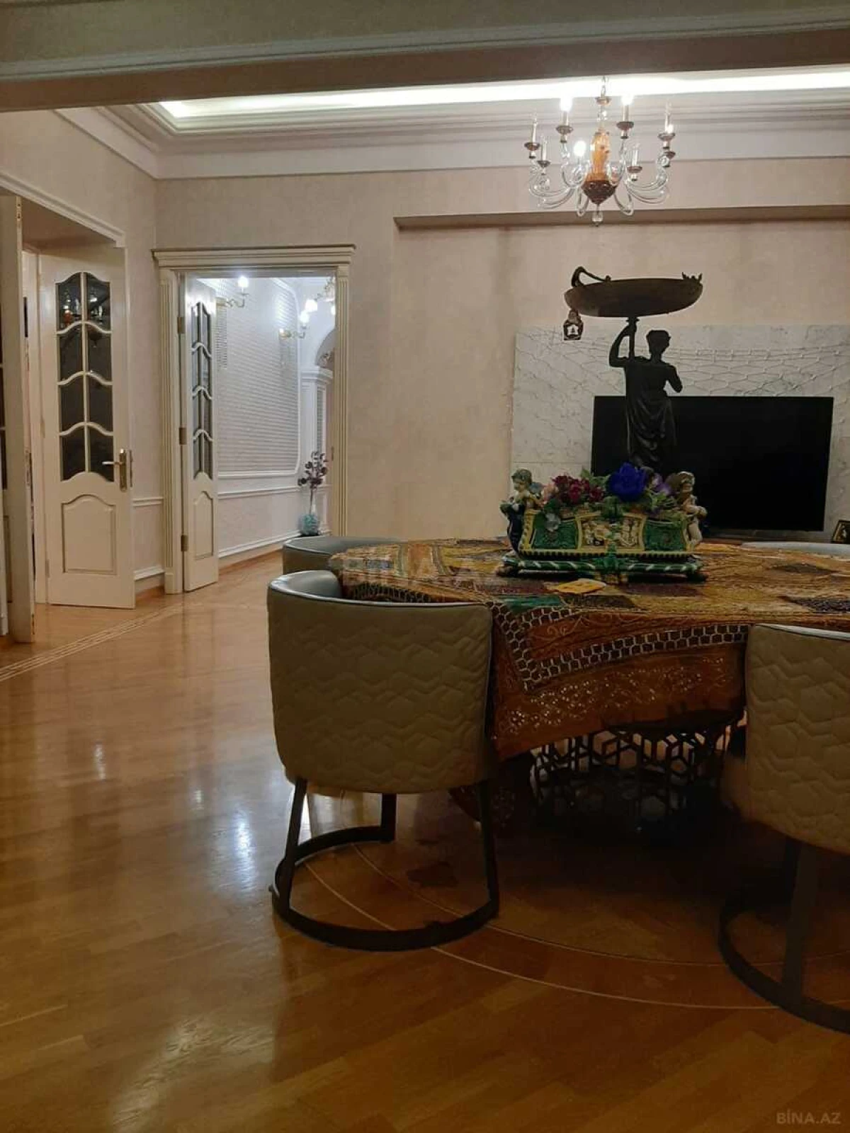 Satılır 4 otaqlı mənzil 200 m²