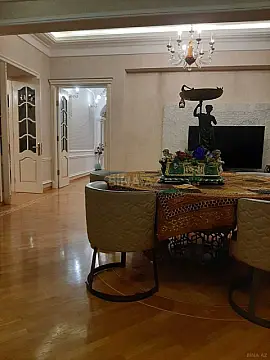 Satılır 4 otaqlı mənzil 200 m²