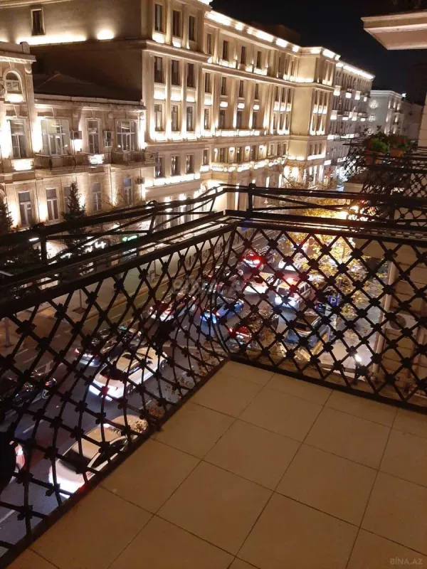 Satılır 4 otaqlı mənzil 200 m²