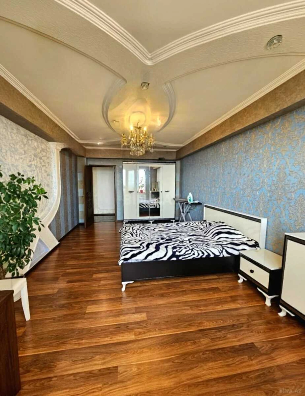 Satılır 3 otaqlı mənzil 135 m²