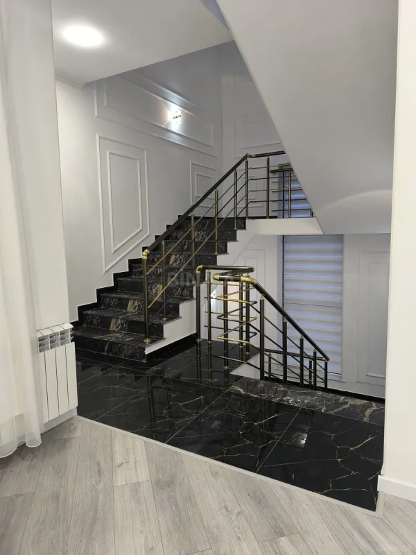 Satılır 5 otaqlı həyət evi 600 m²