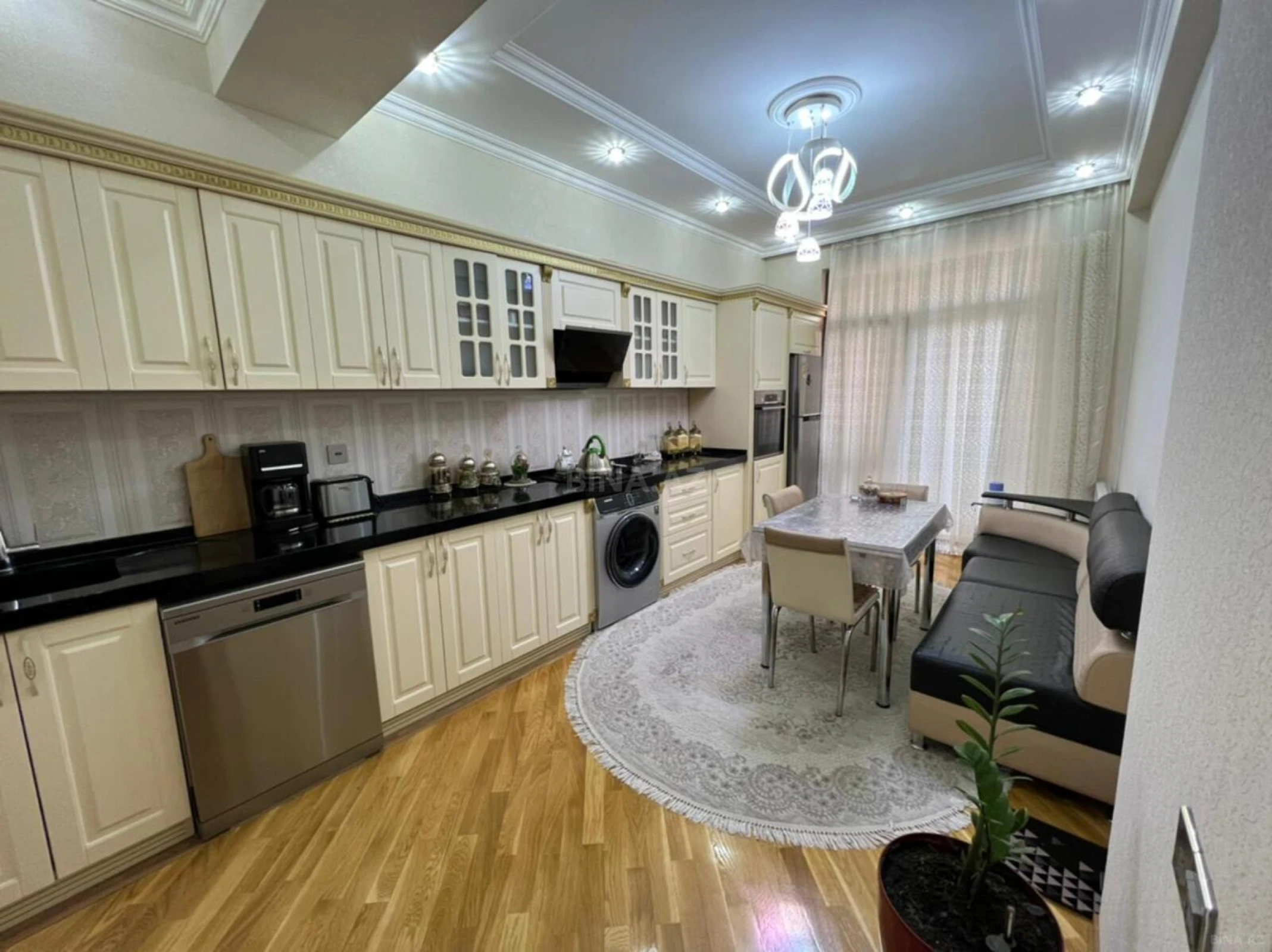 Satılır 3 otaqlı mənzil 130 m²