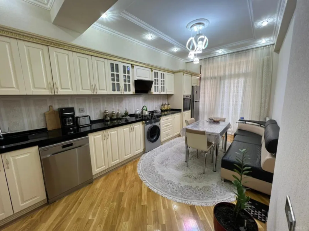Satılır 3 otaqlı mənzil 130 m²