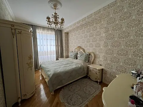 Satılır 3 otaqlı mənzil 130 m²