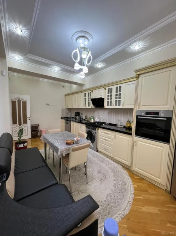 Satılır 3 otaqlı mənzil 130 m²