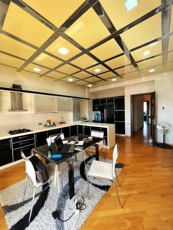 Satılır 3 otaqlı mənzil 130 m²