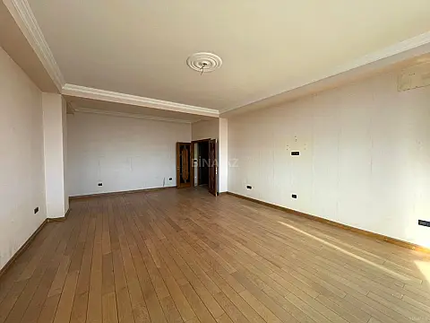Satılır 3 otaqlı mənzil 138 m²
