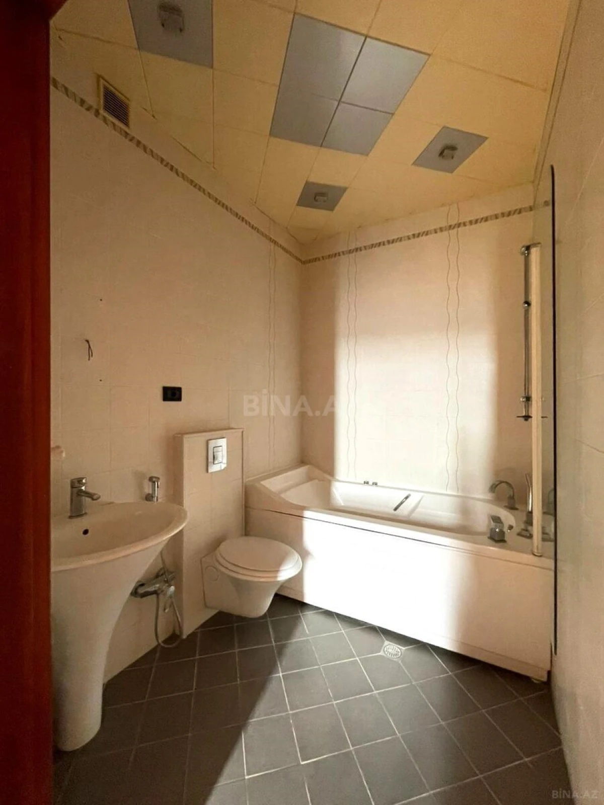 Satılır 3 otaqlı mənzil 138 m²