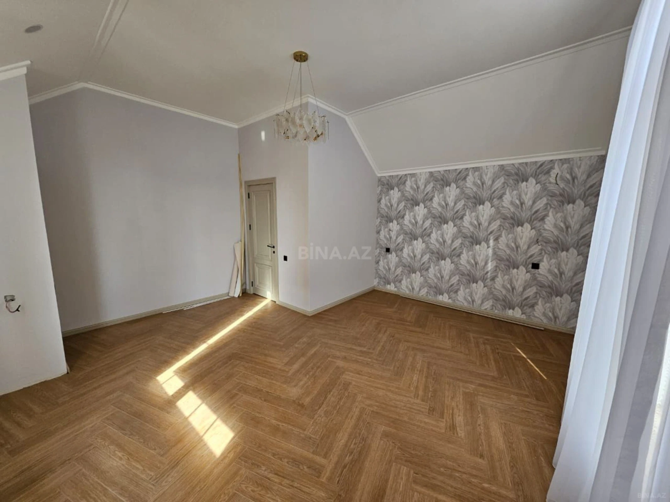 Satılır 5 otaqlı həyət evi 220 m²