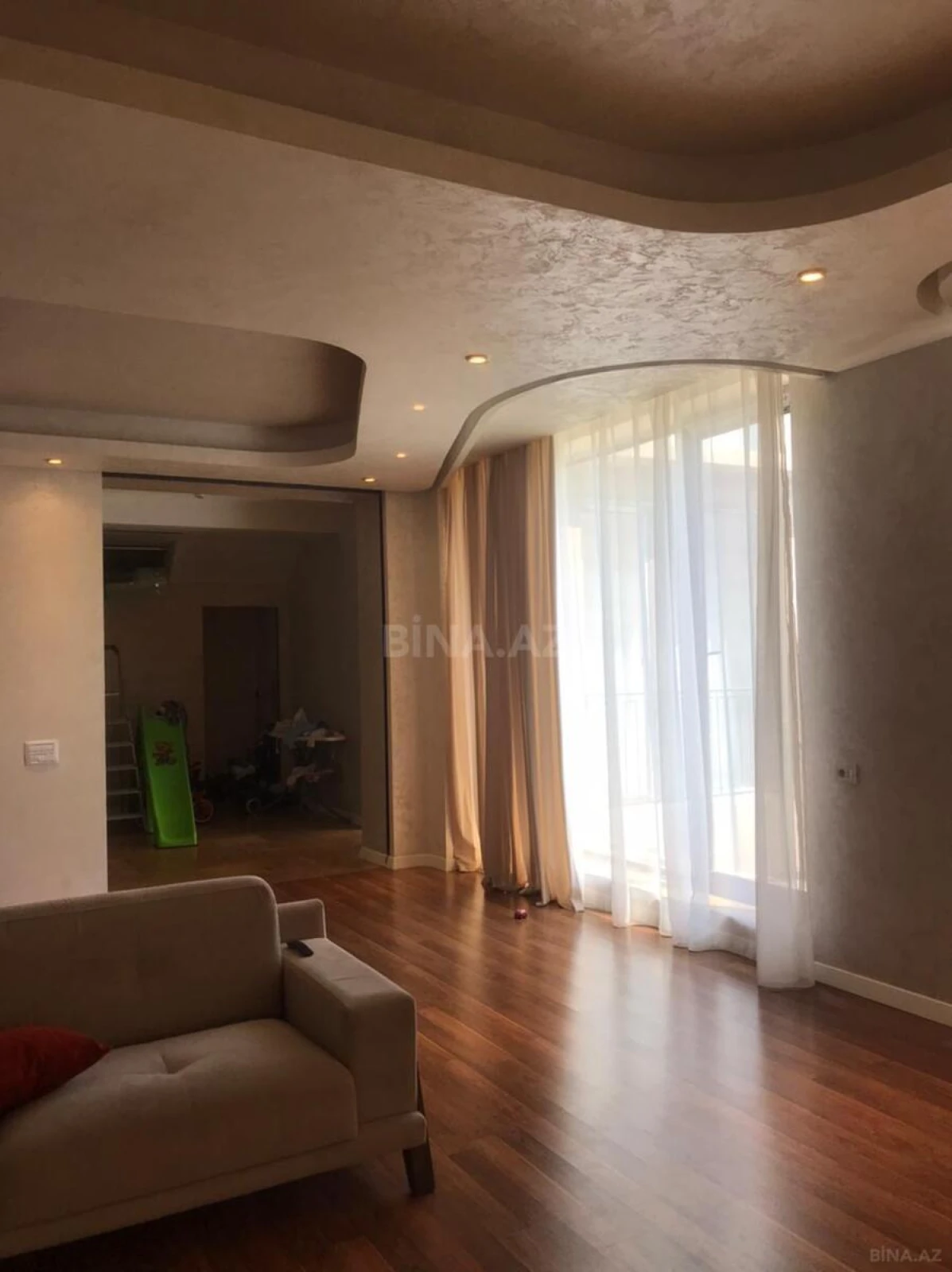 Satılır 6 otaqlı həyət evi 360 m²