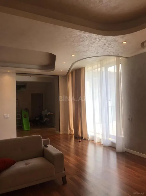 Satılır 6 otaqlı həyət evi 360 m²