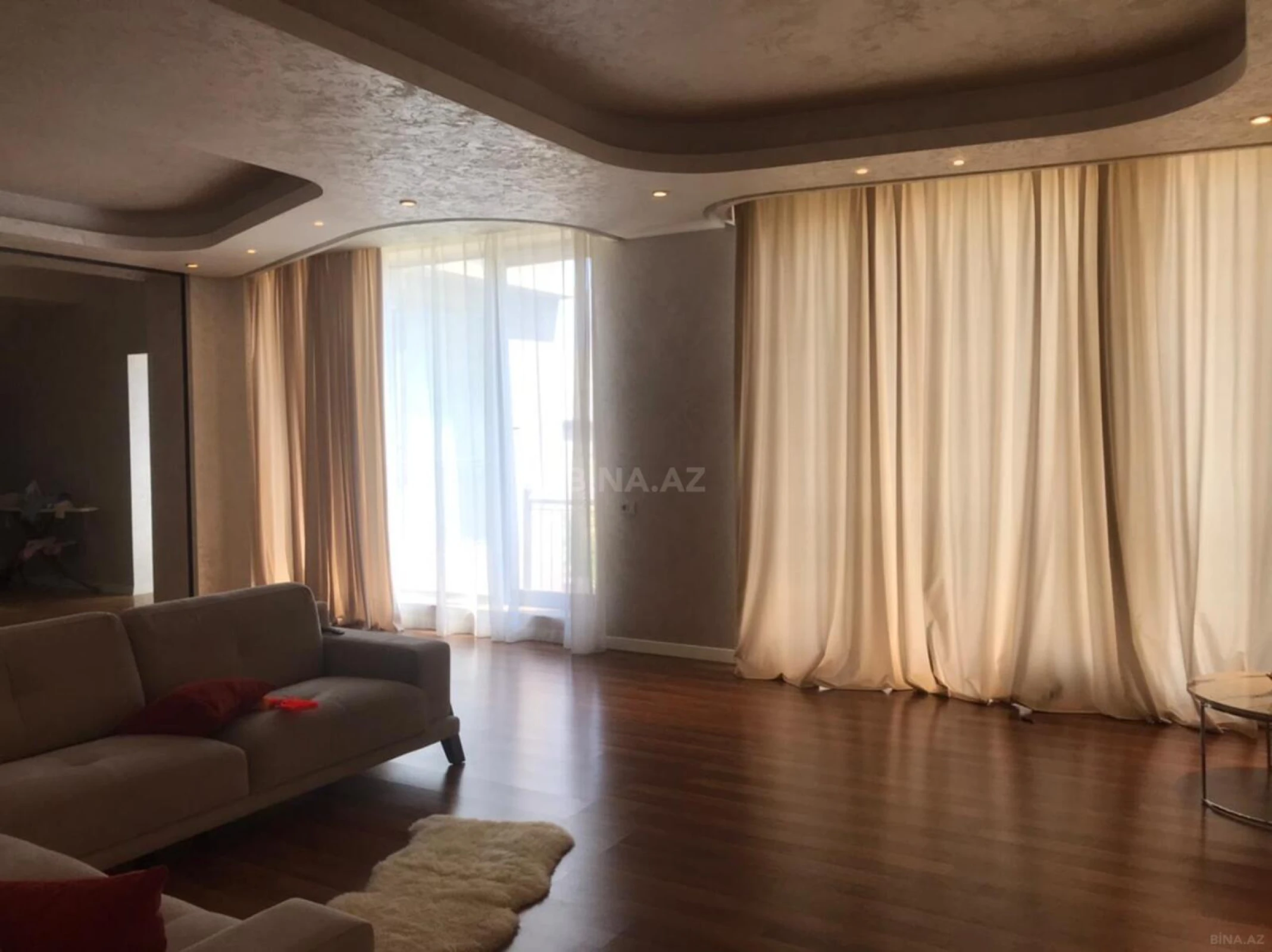 Satılır 6 otaqlı həyət evi 360 m²