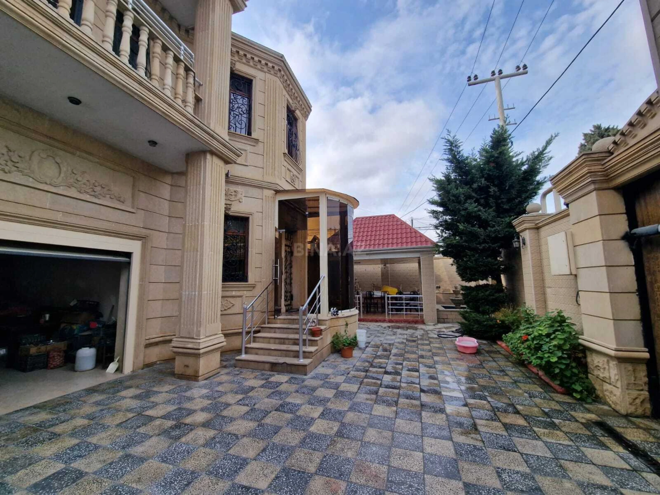 Satılır 5 otaqlı həyət evi 214 m²