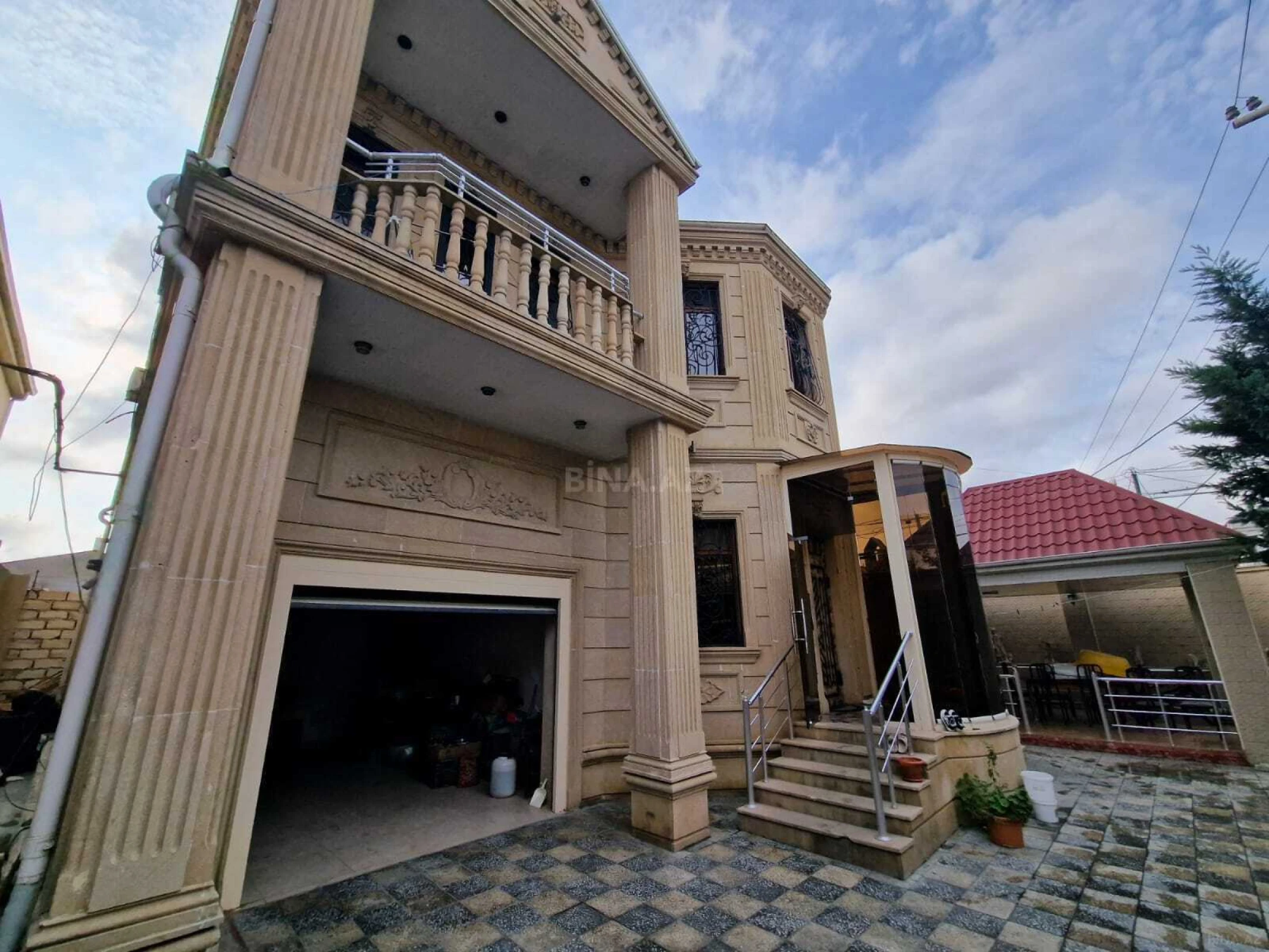 Satılır 5 otaqlı həyət evi 214 m²