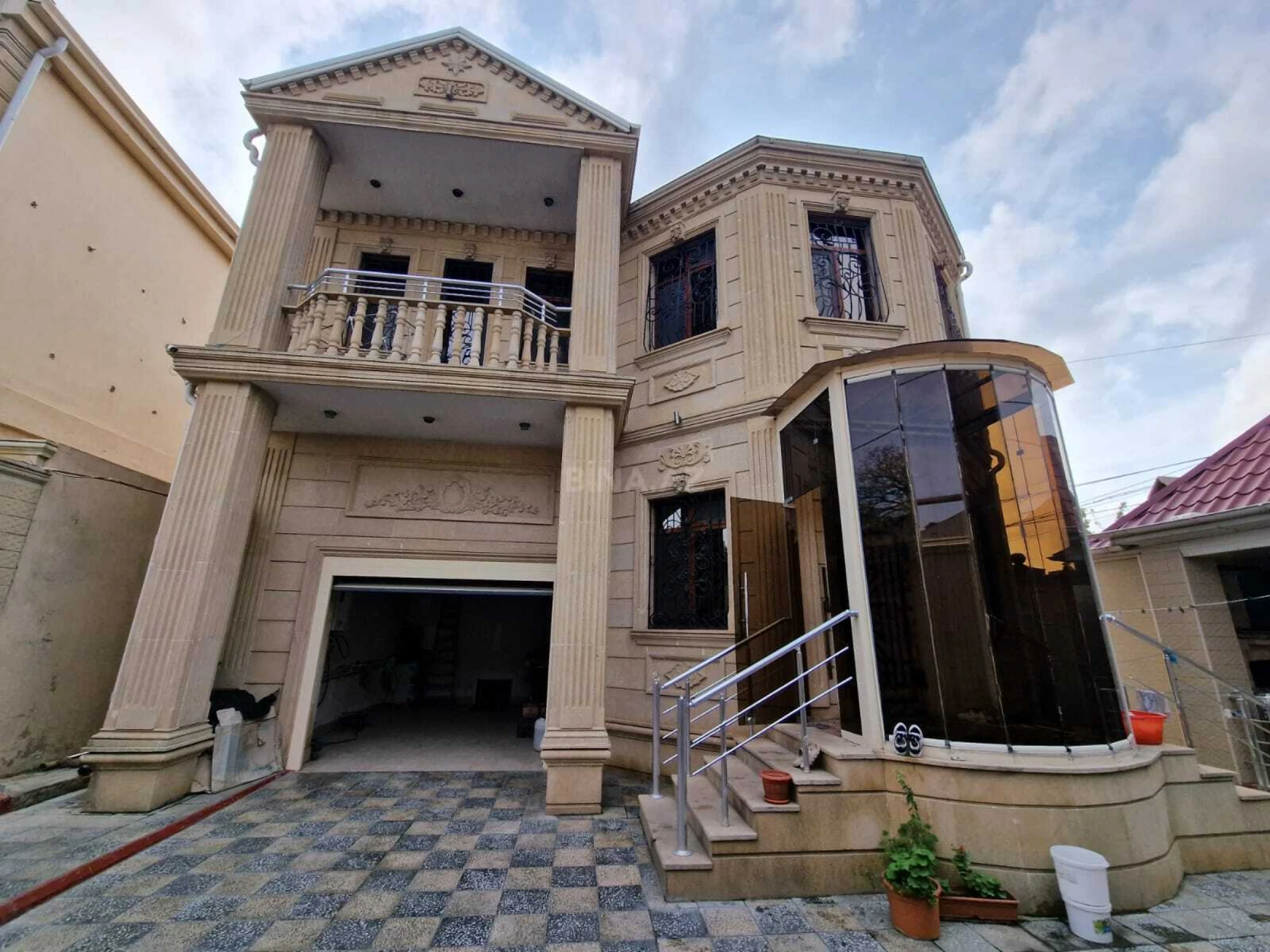 Satılır 5 otaqlı həyət evi 214 m²