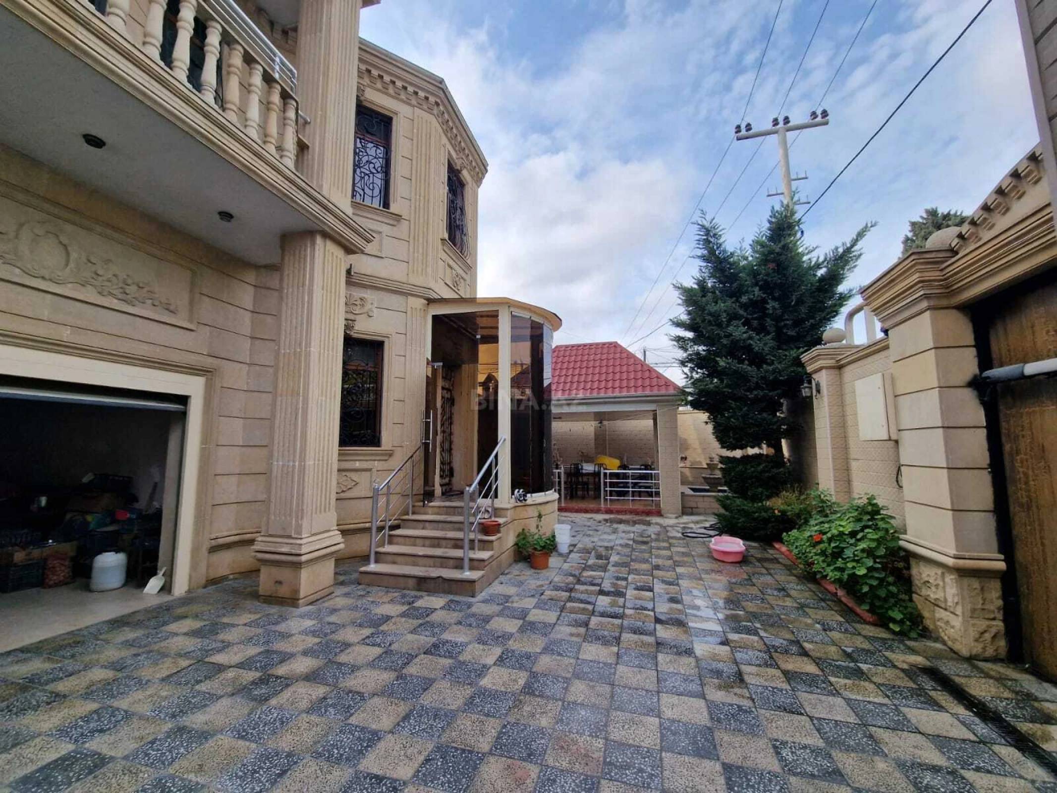 Satılır 5 otaqlı həyət evi 214 m²