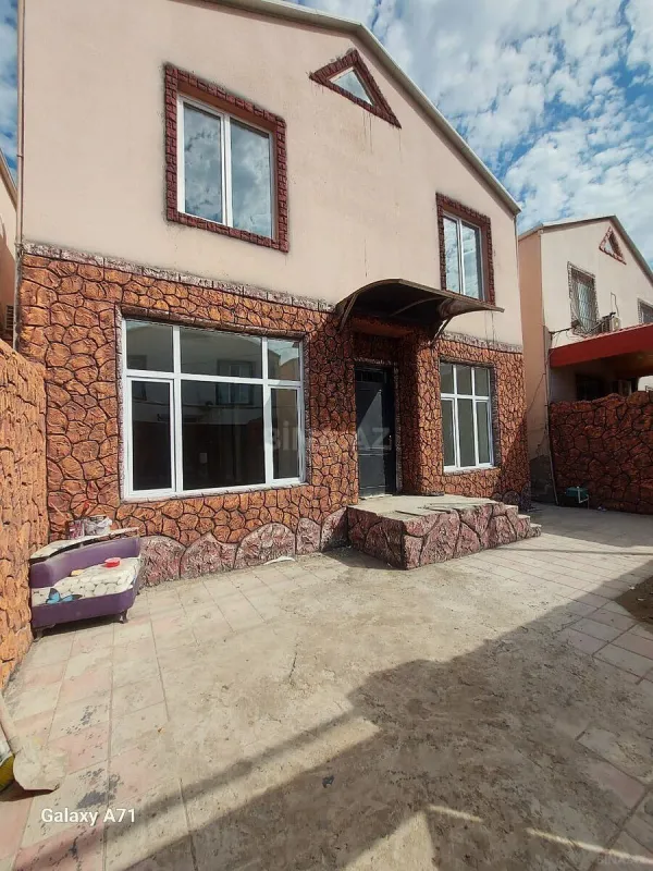 Satılır 4 otaqlı həyət evi 140 m²
