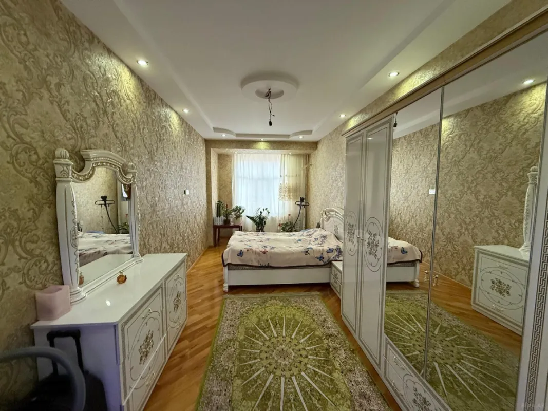 Satılır 3 otaqlı mənzil 130 m²