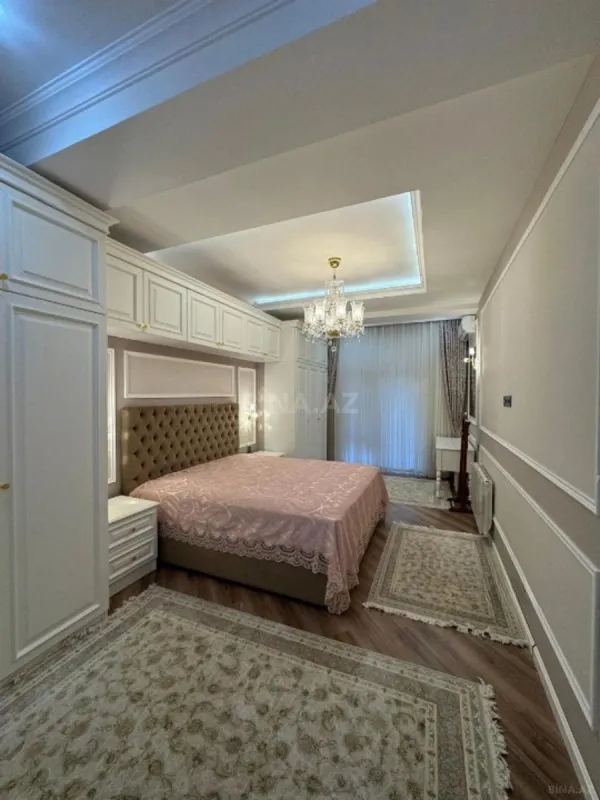 Satılır 4 otaqlı mənzil 180 m²